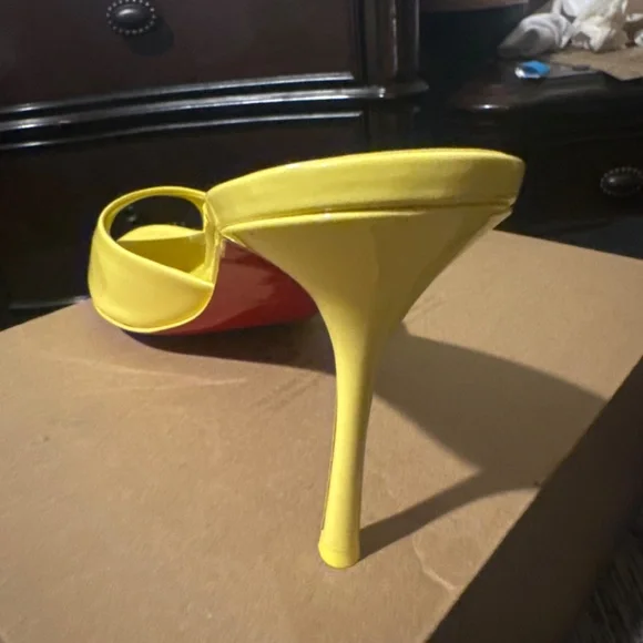 Christian Louboutin Me Dolly 85 - Picture 2 of 6